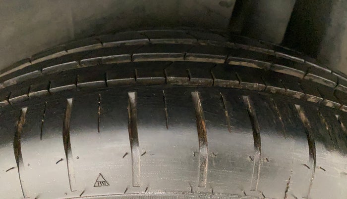 2015 Maruti Ciaz ZXI, Petrol, Manual, 83,871 km, Left Rear Tyre Tread