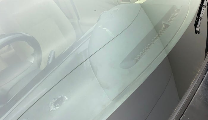 2019 Toyota Etios Liva VX DUAL TONE, Petrol, Manual, 27,088 km, Front windshield - Minor spot on windshield