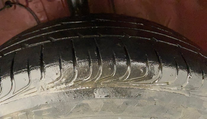 2019 Toyota Etios Liva VX DUAL TONE, Petrol, Manual, 27,088 km, Left Front Tyre Tread