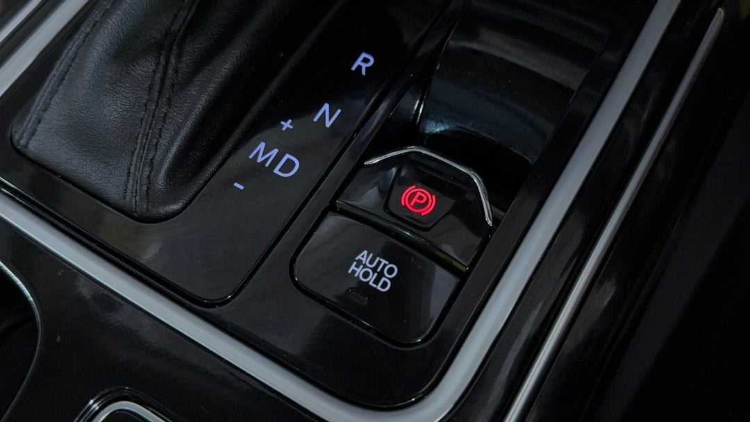 2024 Mahindra Xuv700 Ax7l, Automatic, 14683 km, Handbrake