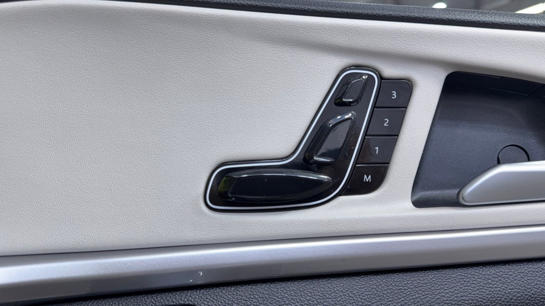 2024 Mahindra Xuv700 Ax7l, Automatic, 14683 km, Drivers Side Adjustment Panel