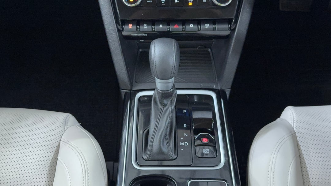 2024 Mahindra Xuv700 Ax7l, Automatic, 14683 km, Gear Lever 