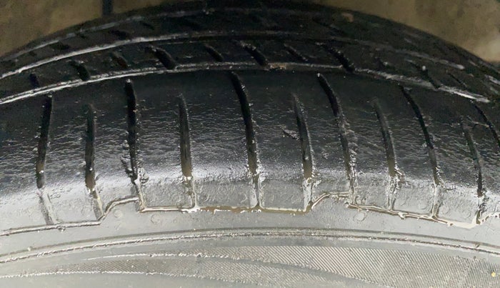 2015 Hyundai i10 MAGNA 1.1 IRDE2, CNG, Manual, 54,872 km, Right Front Tyre Tread