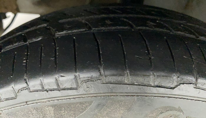2015 Hyundai i10 MAGNA 1.1 IRDE2, CNG, Manual, 54,872 km, Left Front Tyre Tread