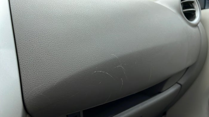 Nissan Sunny-Dashboard Glove box Scratch