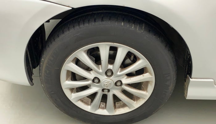 2011 Toyota Etios Liva VX, Petrol, Manual, 92,772 km, Left front tyre - Minor crack