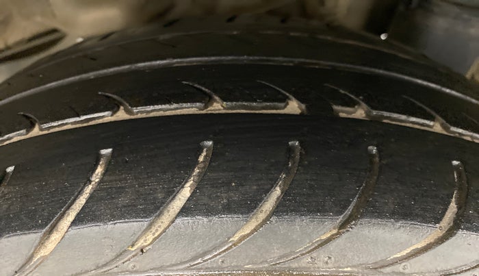 2013 Hyundai Eon SPORTZ, Petrol, Manual, 28,651 km, Left Rear Tyre Tread