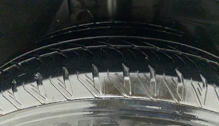 2018 Mahindra XUV500 W11 AT, Diesel, Automatic, 29,359 km, Right Front Tyre Tread