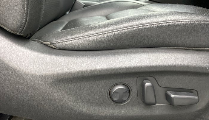 2017 Hyundai New Elantra 2.0 SX (O) AT, Petrol, Automatic, 87,638 km, Driver Side Adjustment Panel