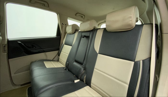 2017 Mahindra XUV500 W4, Diesel, Manual, 43,405 km, Right Side Door Cabin View