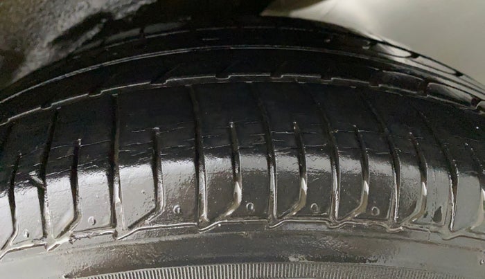 2011 Toyota Corolla Altis 1.8 G, Petrol, Manual, 89,740 km, Left Rear Tyre Tread