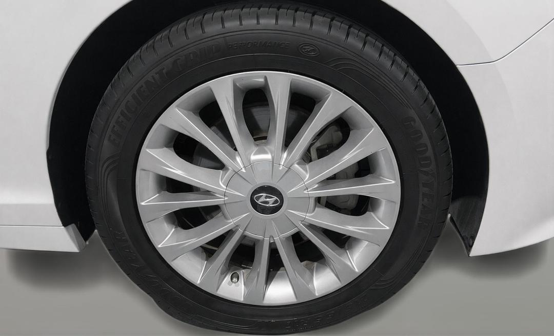 2016 Hyundai Sonata Active, Automatic, 126250 km, Right Front Wheel