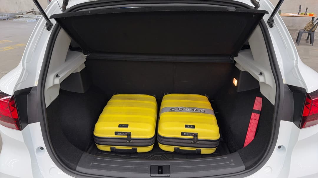 2024 MG Zst Essence, Automatic, 27975 km, Boot Inside View with Luggage