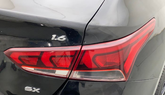 2017 Hyundai Verna 1.6 VTVT SX (O) AT, Petrol, Automatic, 72,940 km, Right tail light - Minor scratches