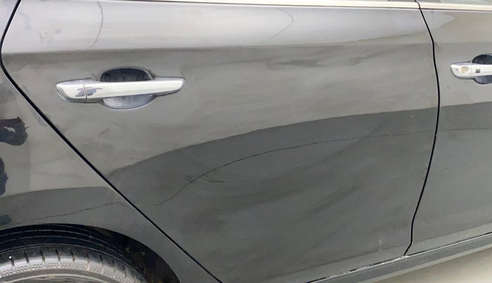 2017 Hyundai Verna 1.6 VTVT SX (O) AT, Petrol, Automatic, 72,940 km, Right rear door - Minor scratches