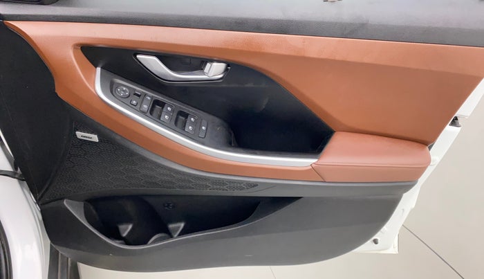 2022 Hyundai ALCAZAR 2.0 SIGNATURE (O) AT 6STR, Petrol, Automatic, 10,456 km, Driver Side Door Panels Control