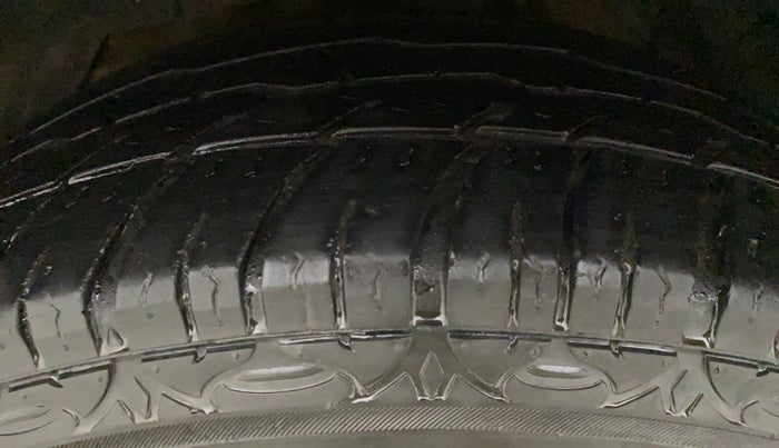 2017 Mahindra XUV500 W4, Diesel, Manual, 57,965 km, Left Front Tyre Tread