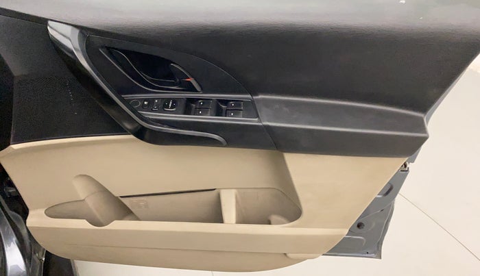 2017 Mahindra XUV500 W4, Diesel, Manual, 57,570 km, Driver Side Door Panels Control
