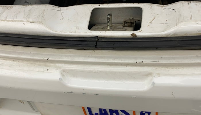 2014 Datsun Go T, Petrol, Manual, 43,171 km, Dicky (Boot door) - Weather strip has minor damage