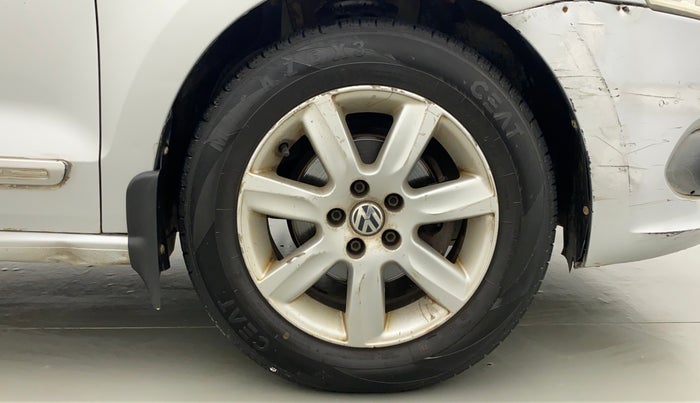 2010 Volkswagen Vento COMFORTLINE 1.6, Petrol, Manual, 74,369 km, Right Front Wheel