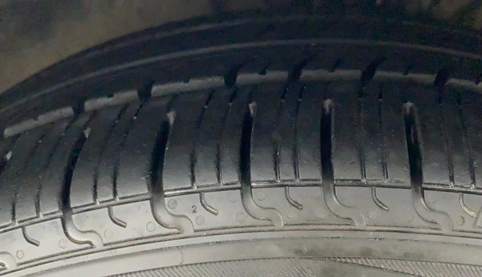 2010 Volkswagen Vento COMFORTLINE 1.6, Petrol, Manual, 74,715 km, Left Front Tyre Tread