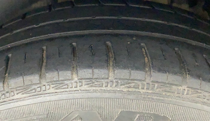 2010 Volkswagen Vento COMFORTLINE 1.6, Petrol, Manual, 74,369 km, Left Rear Tyre Tread