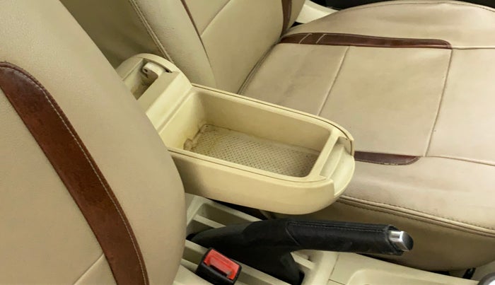 2010 Volkswagen Vento COMFORTLINE 1.6, Petrol, Manual, 74,715 km, Driver seat - Armrest has miinor damage