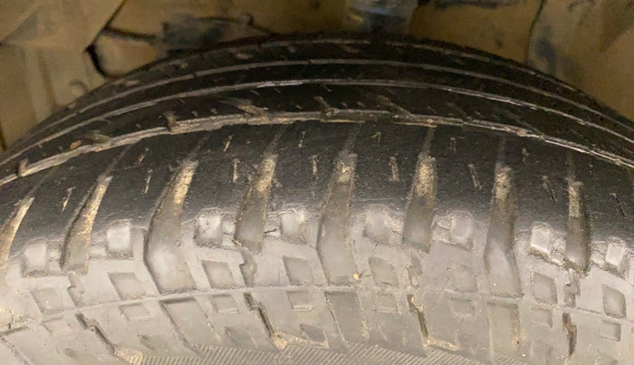 2016 Maruti Vitara Brezza ZDI PLUS DUAL TONE, Diesel, Manual, 1,17,599 km, Left Front Tyre Tread