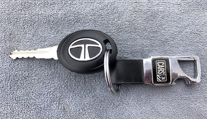 2018 Tata Tiago XE 1.2 REVOTRON, CNG, Manual, 33,257 km, Key Close Up