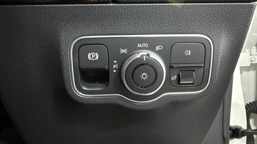 2020 Mercedes-benz GLA 200, Automatic, 72379 km, Utility Switches/Buttons