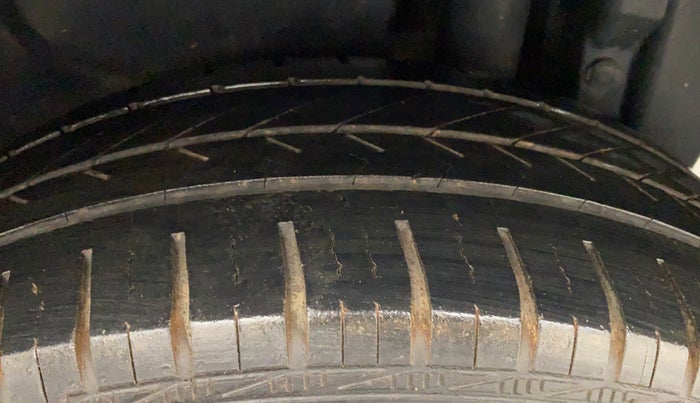 2014 Maruti Swift Dzire ZXI, Petrol, Manual, 44,424 km, Left Rear Tyre Tread
