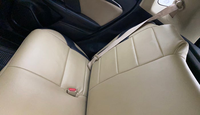 2015 Honda Jazz 1.2L I-VTEC V, Petrol, Manual, 1,13,962 km, Second-row right seat - Cover slightly stained