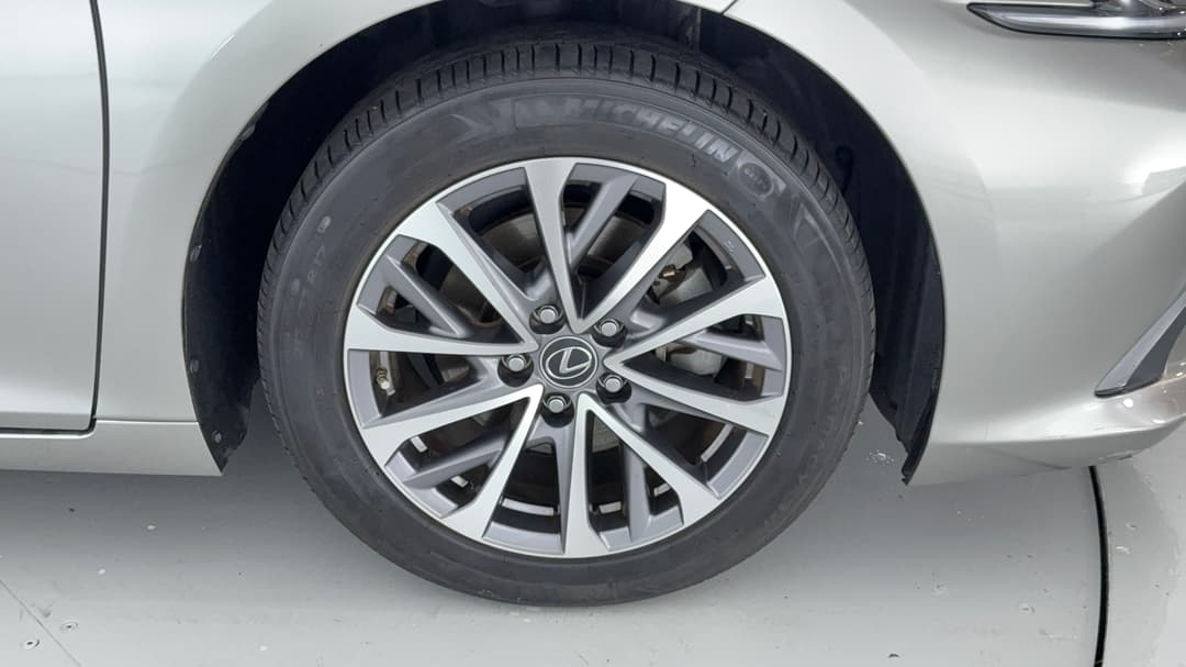 2023 Lexus Es300h Luxury (hybrid), Automatic, 33122 km, Right Front Wheel