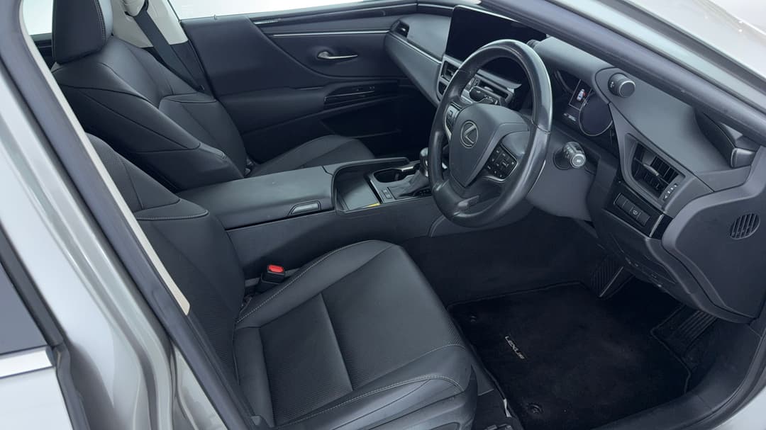 2023 Lexus Es300h Luxury (hybrid), Automatic, 33122 km, Right Side Front Door Cabin View