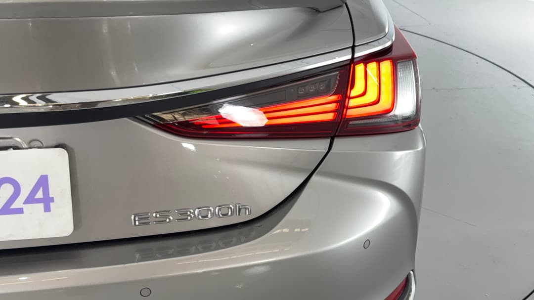 2023 Lexus Es300h Luxury (hybrid), Automatic, 33122 km, Badge (Boot Right Side)