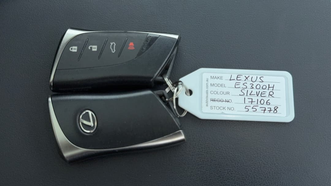 2023 Lexus Es300h Luxury (hybrid), Automatic, 33122 km, Key Close-up