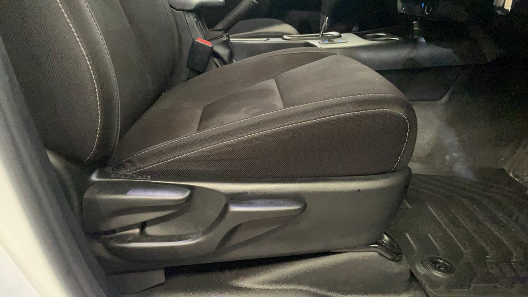 2021 Toyota Hilux Sr Hi-rider, Automatic, 52506 km, Drivers Side Adjustment Panel