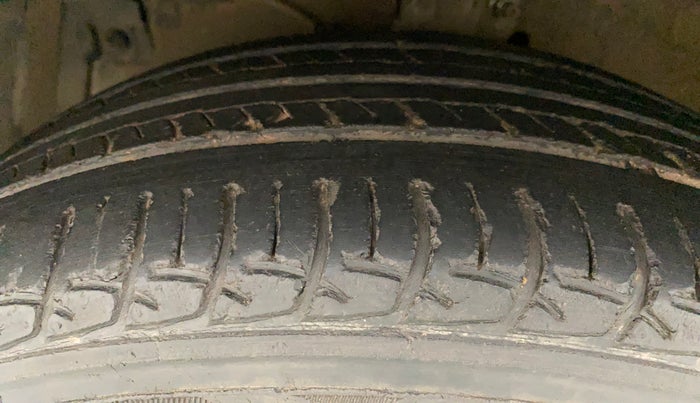 2013 Maruti Ertiga VXI, Petrol, Manual, 63,956 km, Left Front Tyre Tread