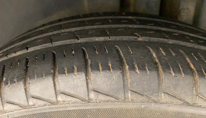 2015 Maruti Swift VXI, Petrol, Manual, 62,223 km, Left Rear Tyre Tread