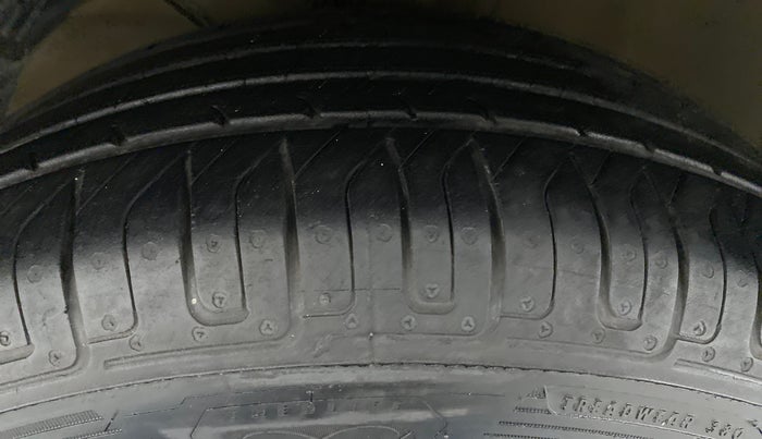 2019 Maruti XL6 ALPHA SHVS  MT, Petrol, Manual, 27,744 km, Left Front Tyre Tread