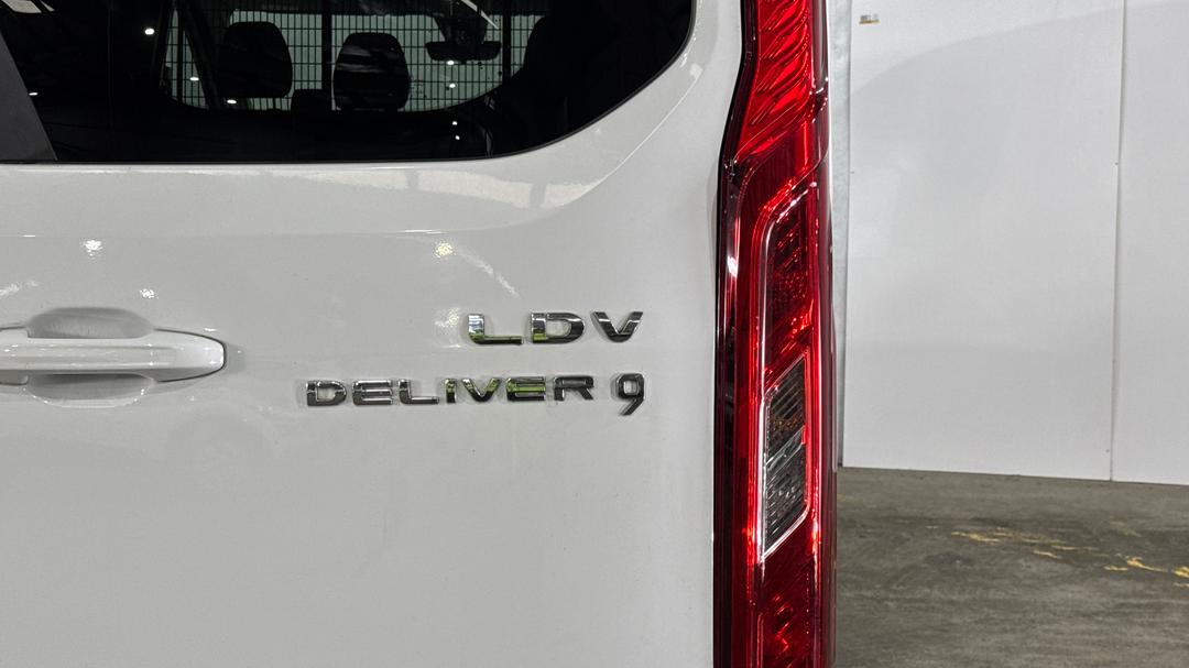 2023 LDV Deliver 9 Mwb Mid Roof, Automatic, 26223 km, Badge (Boot Right Side)