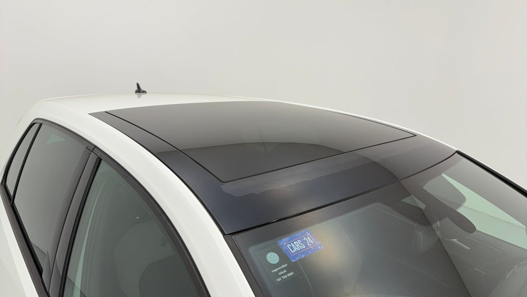 2015 Volkswagen Golf R, Automatic, 140975 km, Roof/Sunroof View