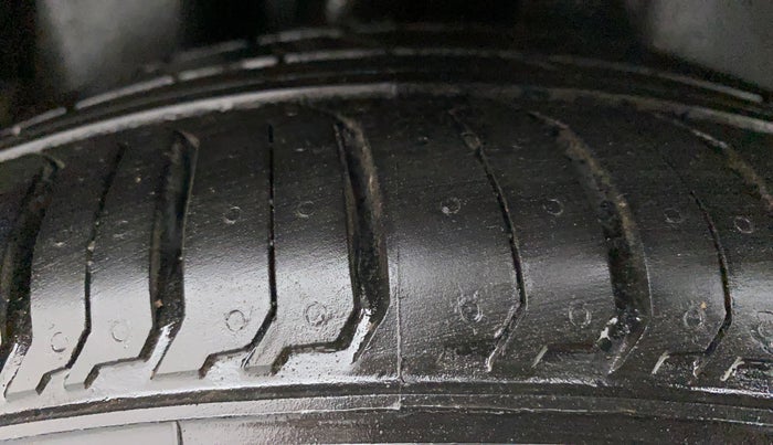2016 Volkswagen Ameo COMFORTLINE 1.2L, Petrol, Manual, 76,919 km, Right Rear Tyre Tread