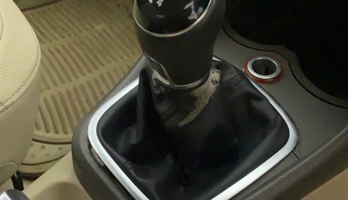 2012 Volkswagen Vento HIGHLINE 1.6 MPI, Petrol, Manual, 93,393 km, Gear lever - Boot cover slightly torn