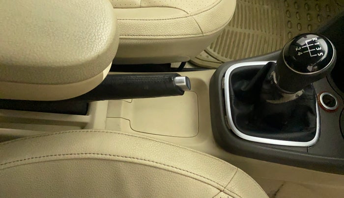 2012 Volkswagen Vento HIGHLINE 1.6 MPI, Petrol, Manual, 93,393 km, Gear Lever