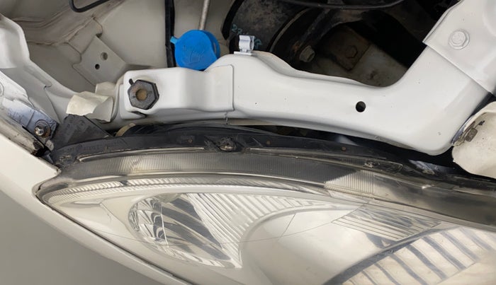 2011 Maruti Swift VXI, Petrol, Manual, 86,111 km, Right headlight - Clamp has minor damage