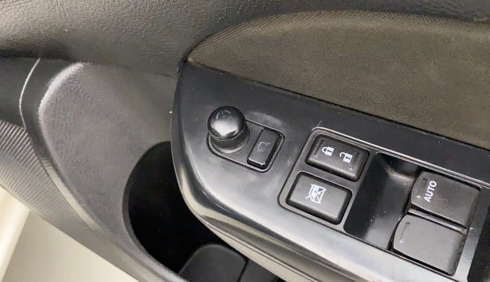 2014 Maruti Swift ZDI, Diesel, Manual, 1,13,644 km, Right rear-view mirror - ORVM switch has minor damage
