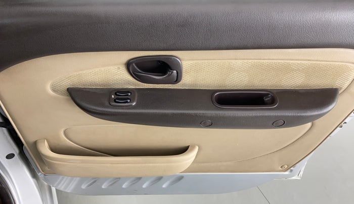 2013 Hyundai Santro Xing GLS, Petrol, Manual, 26,106 km, Driver Side Door Panels Control