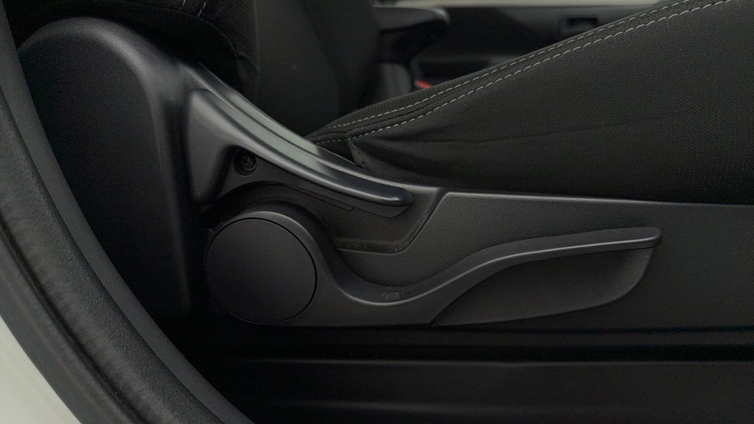 2014 Mitsubishi Outlander Es (4x4), Automatic, 114902 km, Drivers Side Adjustment Panel