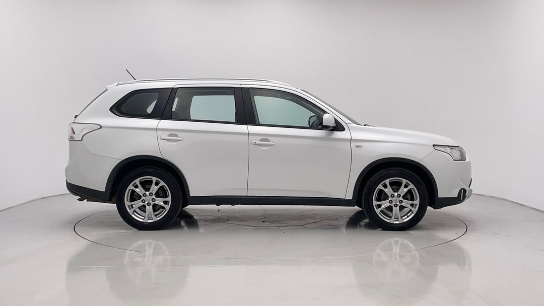 2014 Mitsubishi Outlander Es (4x4), Automatic, 114902 km, Right Side View